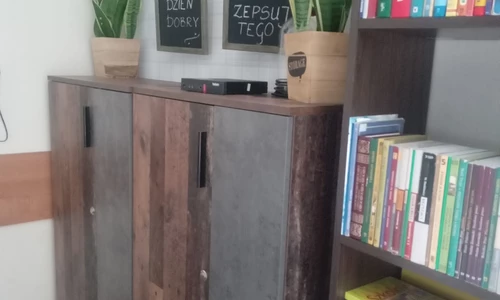 dwie komody obok szafka z książkami