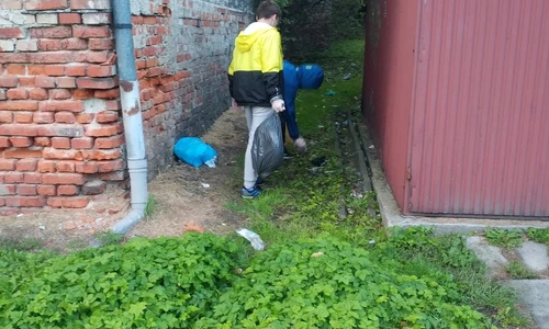 dw&oacute;ch chłopc&oacute;w zbierających smieci