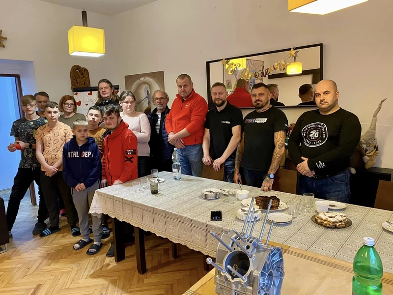 goście wraz z wychowankami siedza przy stole