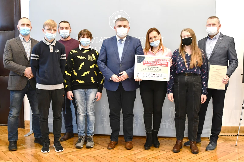 Pan Starosta, obok wychowawcy i wychowankowie odbieraja nagrodę pieniężną