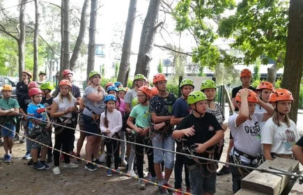 dzieci w parku liniowym
