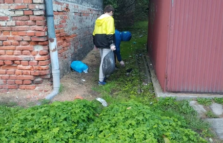 dw&oacute;ch chłopc&oacute;w zbierających smieci