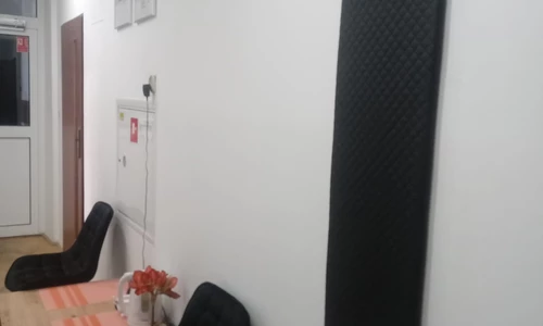 dwa krzesła,ława w korytarzu