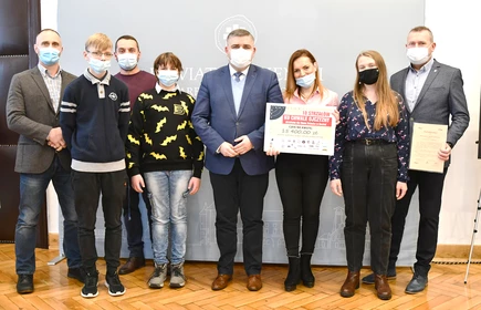 Pan Starosta, obok wychowawcy i wychowankowie odbieraja nagrodę pieniężną