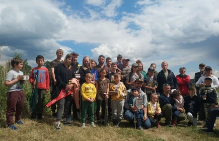 grupa os&oacute;b na zdjęciu grupowym, uczestnicy zawod&oacute;w